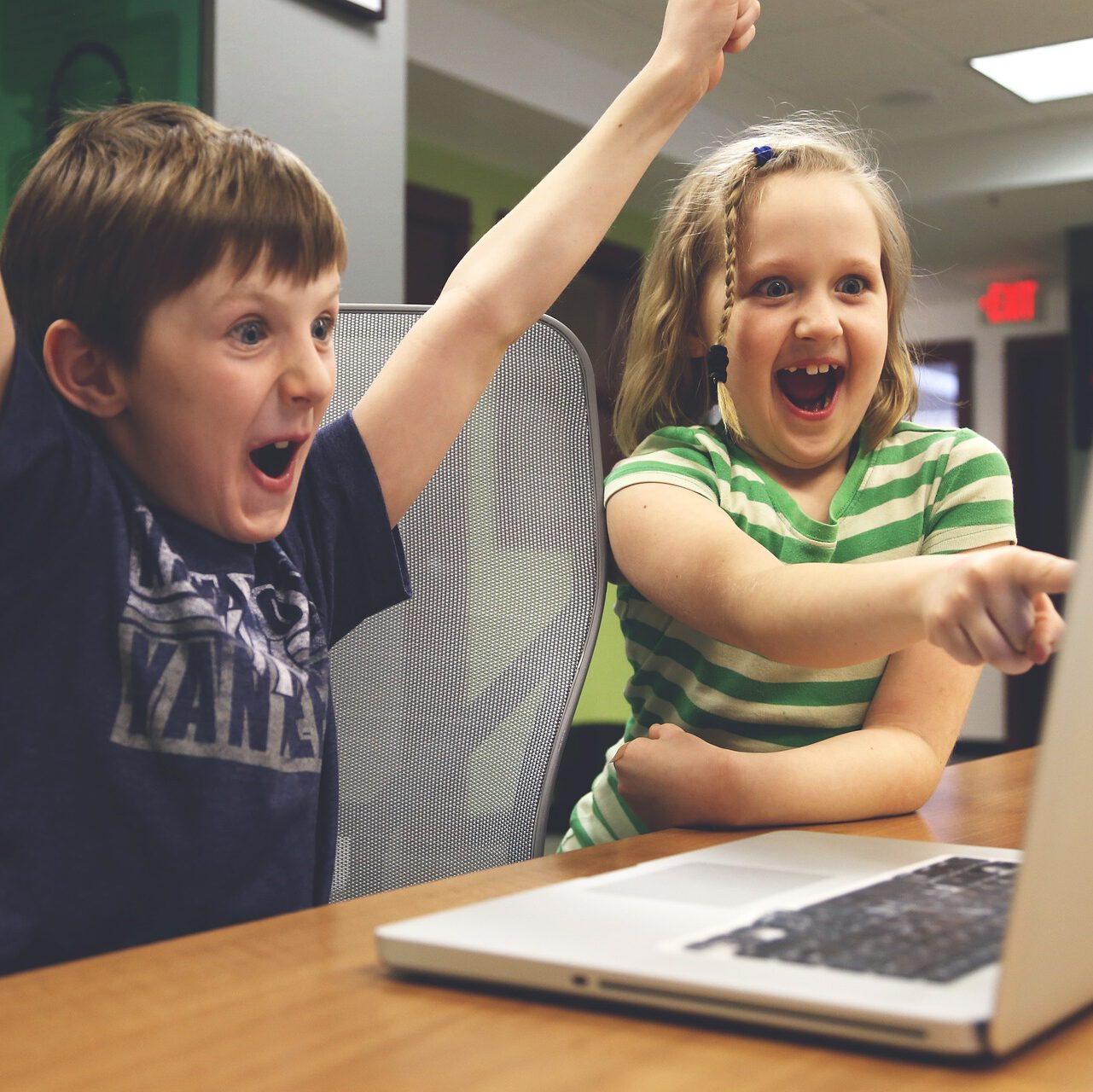 Kinder haben Spaß am Laptop
